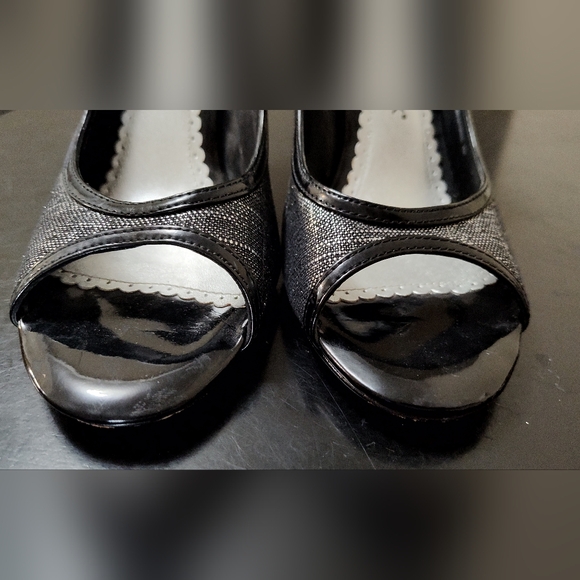 White House Black Market peep toe heels - Picture 3 of 11